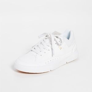 ON 
The Roger Centre Court Sneaker in white